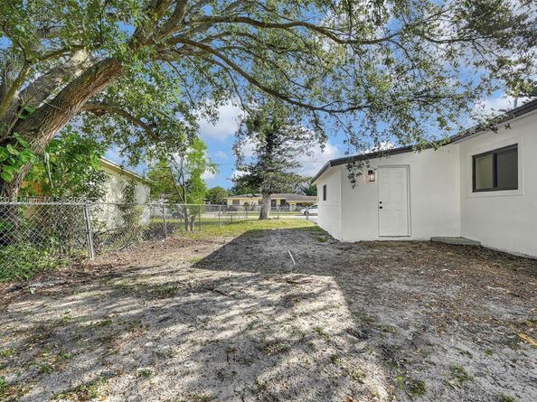 2931 NW 190th St, Miami Gardens FL 33056