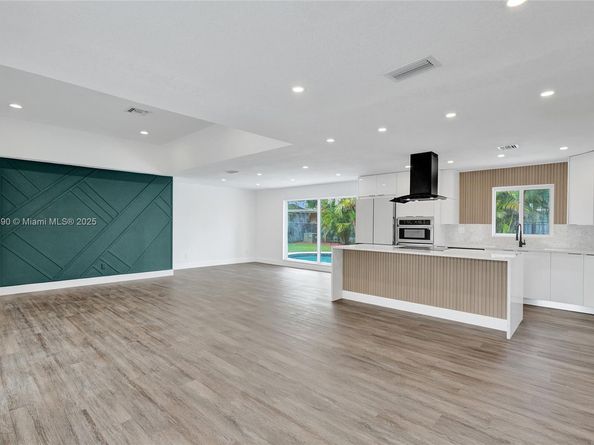 8109 NW 71st Ave, Tamarac FL 33321