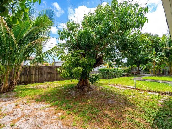 8935 NW 10th Ave, Miami FL 33150