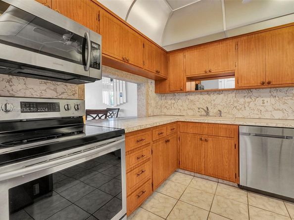 330 SE 2nd St 303F, Hallandale Beach FL 33009