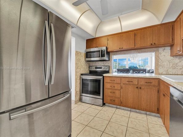 330 SE 2nd St 303F, Hallandale Beach FL 33009