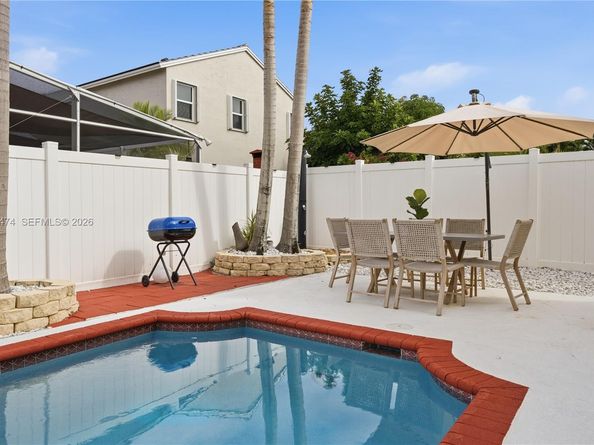 18427 NW 9th Ct, Pembroke Pines FL 33029