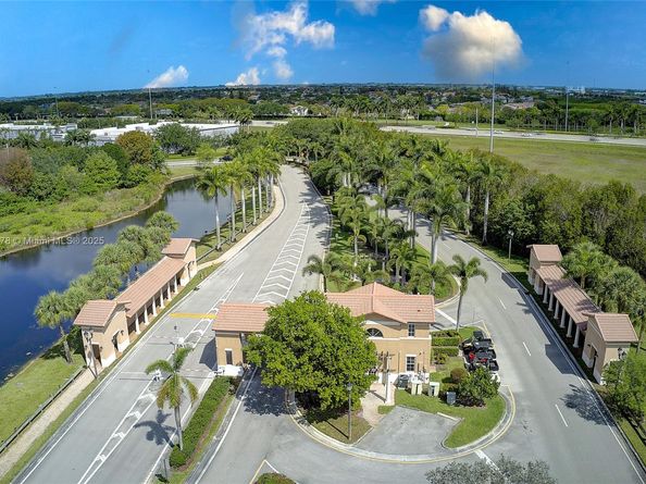 14774 SW 10th St 10502, Pembroke Pines FL 33027