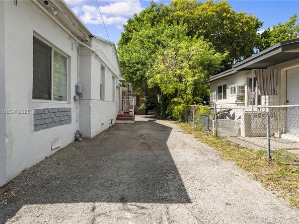 1554 NW 58th St, Miami FL 33142