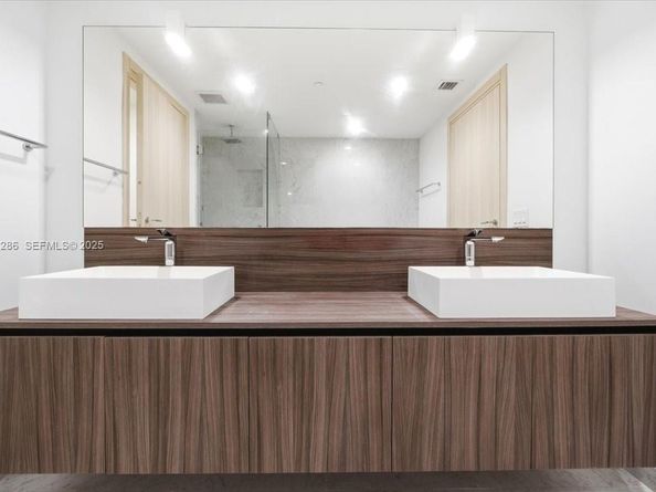 1000 Brickell Plz 3211, Miami FL 33131