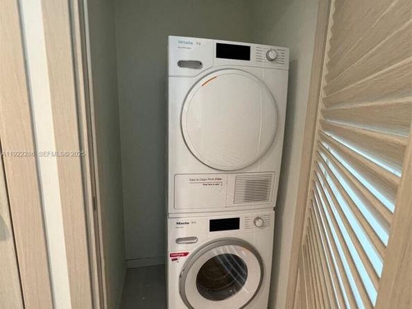 1000 Brickell Plz 3211, Miami FL 33131