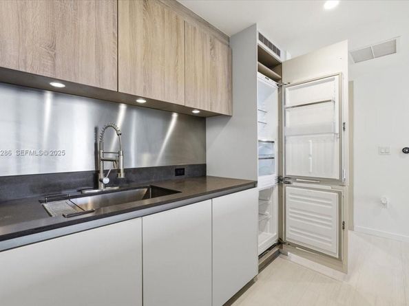 1000 Brickell Plz 3211, Miami FL 33131