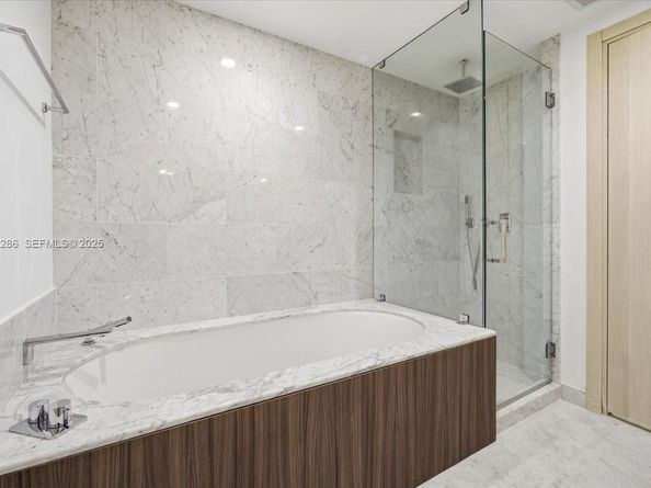 1000 Brickell Plz 3211, Miami FL 33131