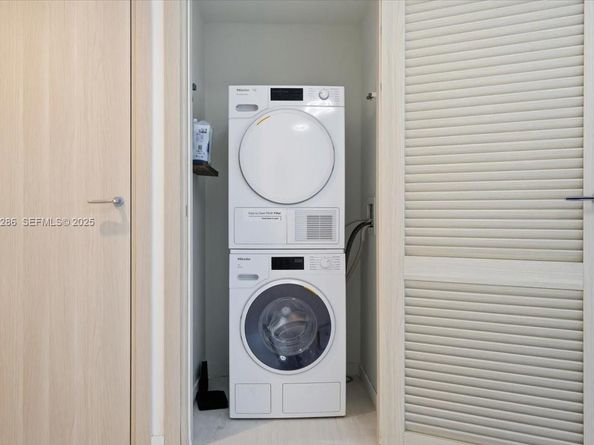 1000 Brickell Plz 3211, Miami FL 33131