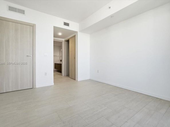 1000 Brickell Plz 3211, Miami FL 33131