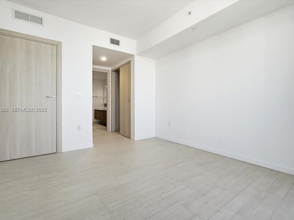 1000 Brickell Plz 3211, Miami FL 33131