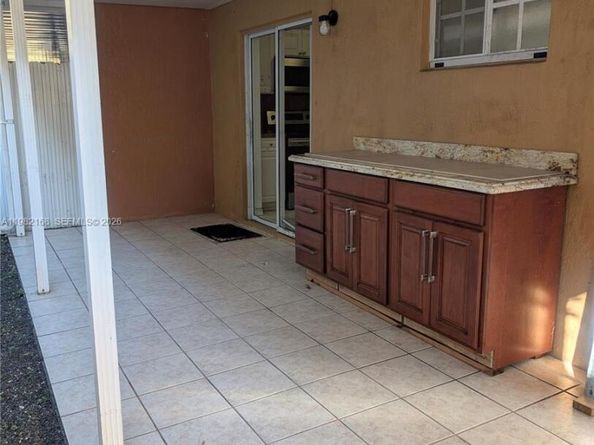 2485 W 76th St 109, Hialeah FL 33016