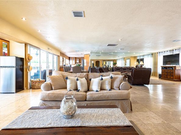 2908 Bayview Dr, Fort Lauderdale FL 33306