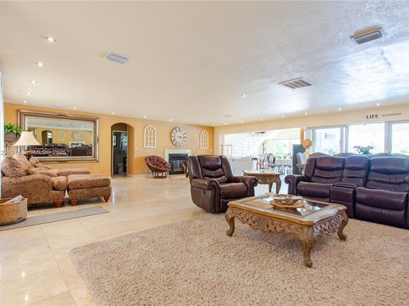 2908 Bayview Dr, Fort Lauderdale FL 33306