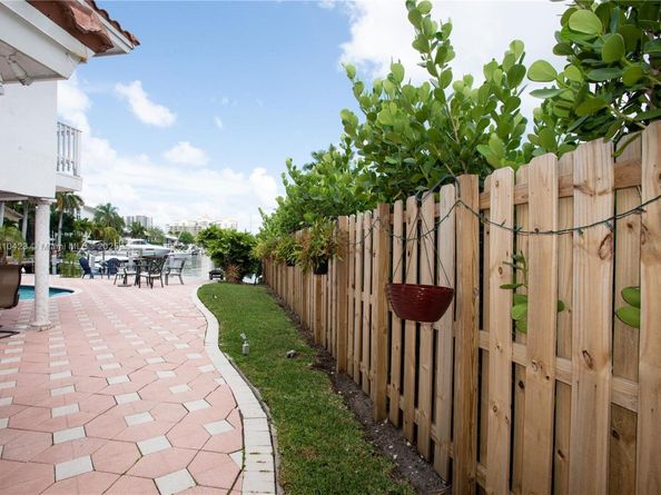 2908 Bayview Dr, Fort Lauderdale FL 33306
