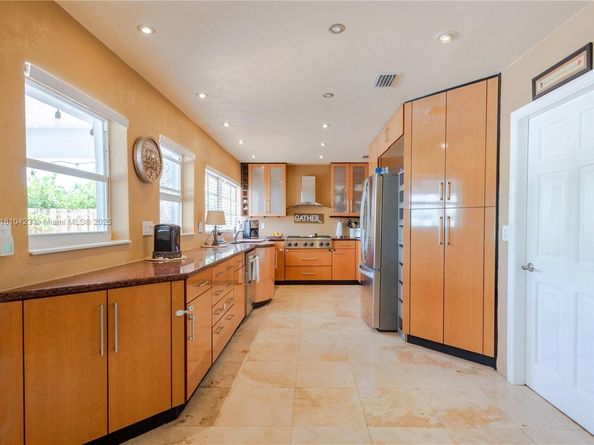 2908 Bayview Dr, Fort Lauderdale FL 33306