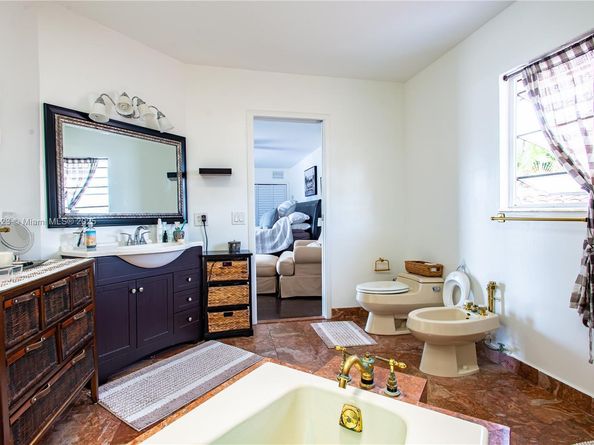 2908 Bayview Dr, Fort Lauderdale FL 33306