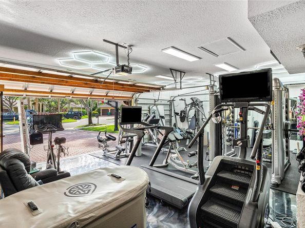 7056 NW 67th Ter, Parkland FL 33067
