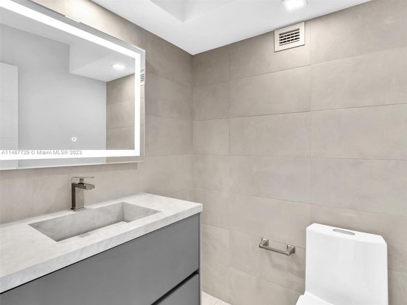 4101 Pine Tree Dr 621,620, Miami Beach FL 33140