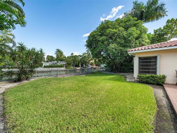 1855 Daytonia Rd, Miami Beach FL 33141