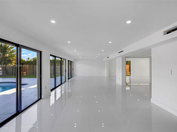 406 Holiday Dr, Hallandale Beach FL 33009