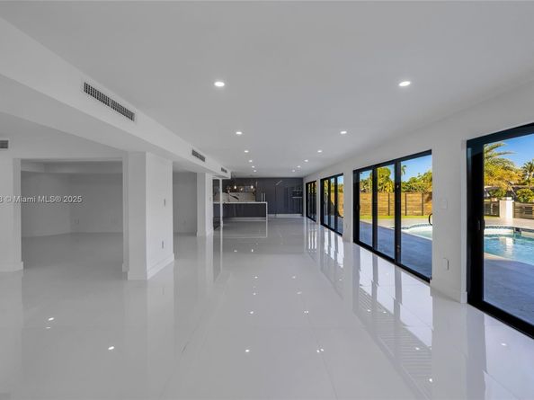 406 Holiday Dr, Hallandale Beach FL 33009