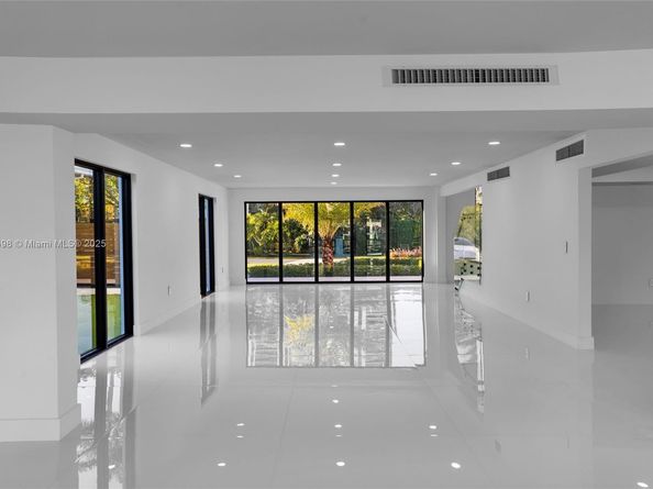 406 Holiday Dr, Hallandale Beach FL 33009