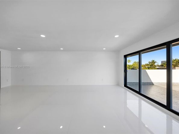 406 Holiday Dr, Hallandale Beach FL 33009