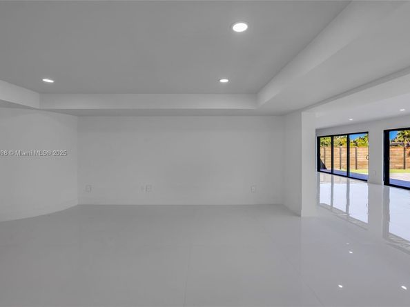 406 Holiday Dr, Hallandale Beach FL 33009
