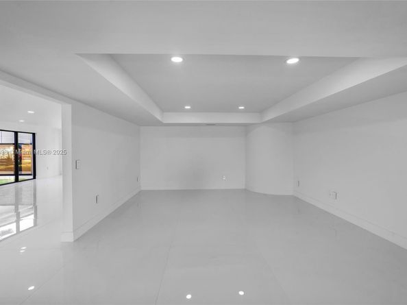 406 Holiday Dr, Hallandale Beach FL 33009