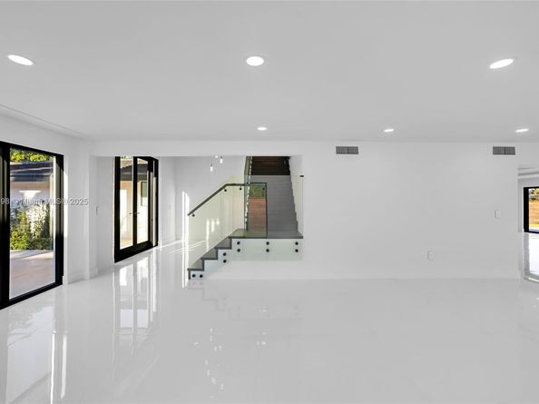 406 Holiday Dr, Hallandale Beach FL 33009