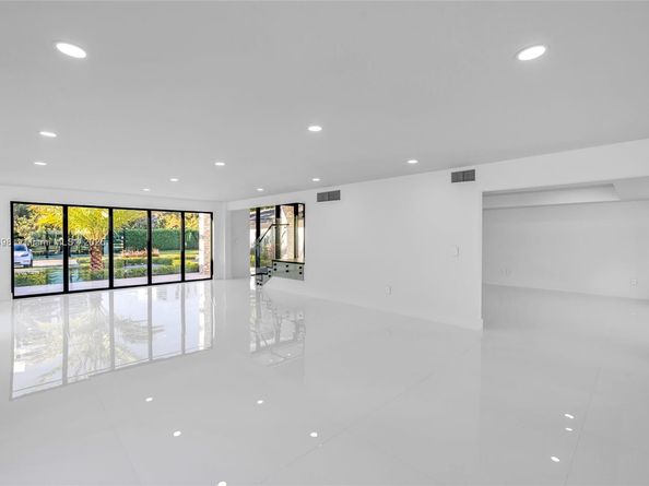 406 Holiday Dr, Hallandale Beach FL 33009