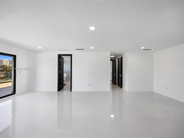 406 Holiday Dr, Hallandale Beach FL 33009