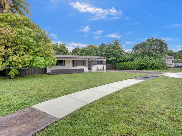 770 NW 175th Dr, Miami Gardens FL 33169