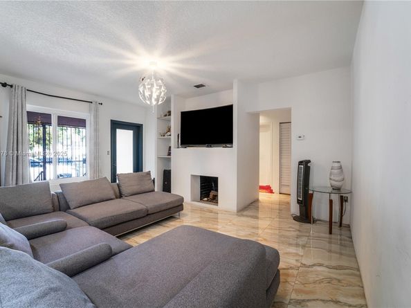 2840 NW 4th St, Miami FL 33125