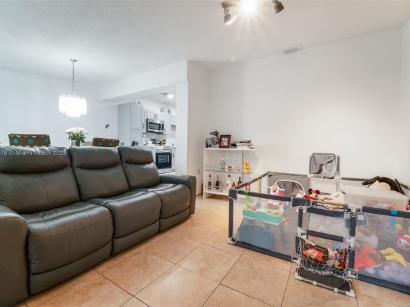 2840 NW 4th St, Miami FL 33125