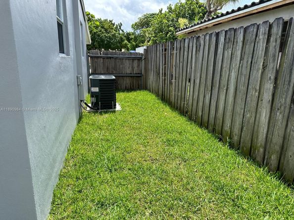5691 NE 7th Ter, Oakland Park FL 33334