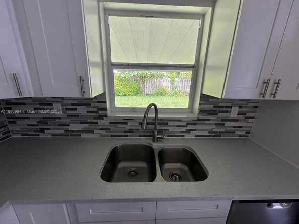 5691 NE 7th Ter, Oakland Park FL 33334