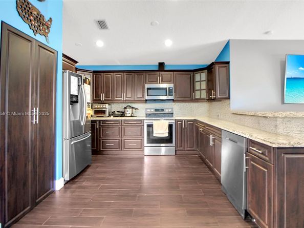 6122 NW 181st Terr Cir W, Hialeah FL 33015