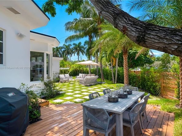 2575 Pine Tree Dr, Miami Beach FL 33140