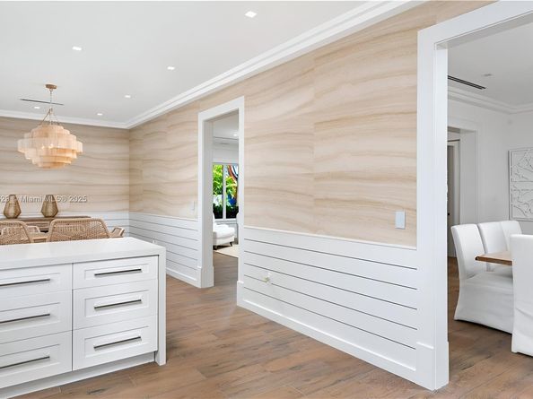 2575 Pine Tree Dr, Miami Beach FL 33140
