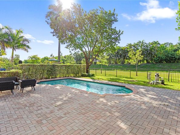 19111 NE 8th Ct, Miami FL 33179