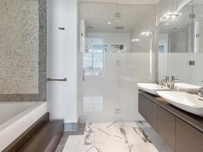200 Biscayne Boulevard Way 5211, Miami FL 33131