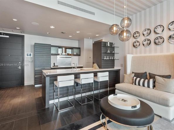 200 Biscayne Boulevard Way 5211, Miami FL 33131