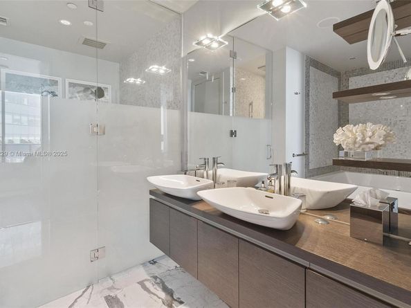 200 Biscayne Boulevard Way 5211, Miami FL 33131