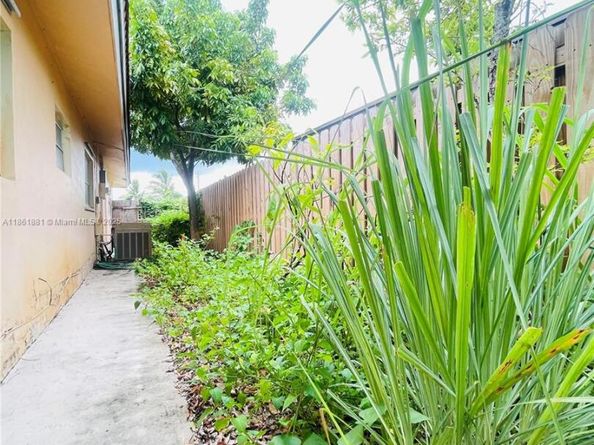 8203 NW 73rd Ter, Tamarac FL 33321