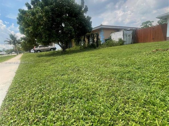 8203 NW 73rd Ter, Tamarac FL 33321