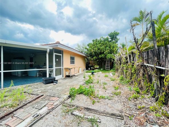 8203 NW 73rd Ter, Tamarac FL 33321