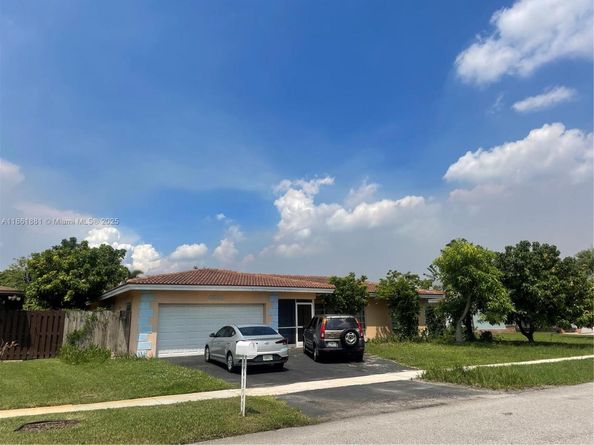 8203 NW 73rd Ter, Tamarac FL 33321