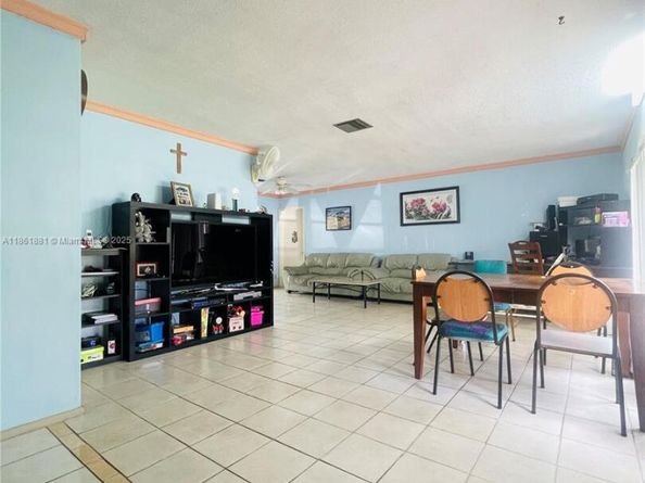 8203 NW 73rd Ter, Tamarac FL 33321